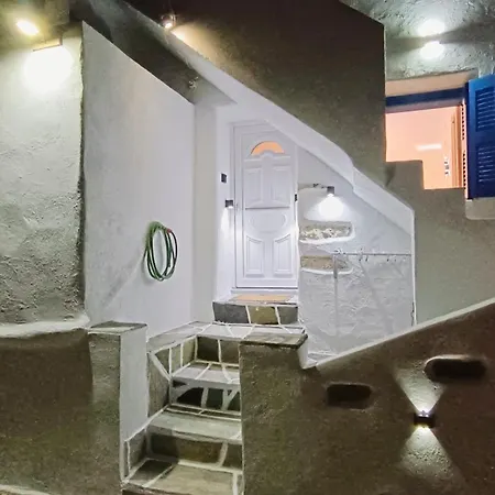 Old Rocky White House * Naousa (Paros)